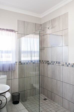 Suite estándar (Mermaid 1) | Baño | Ducha, cabezal de ducha tipo lluvia y toallas
