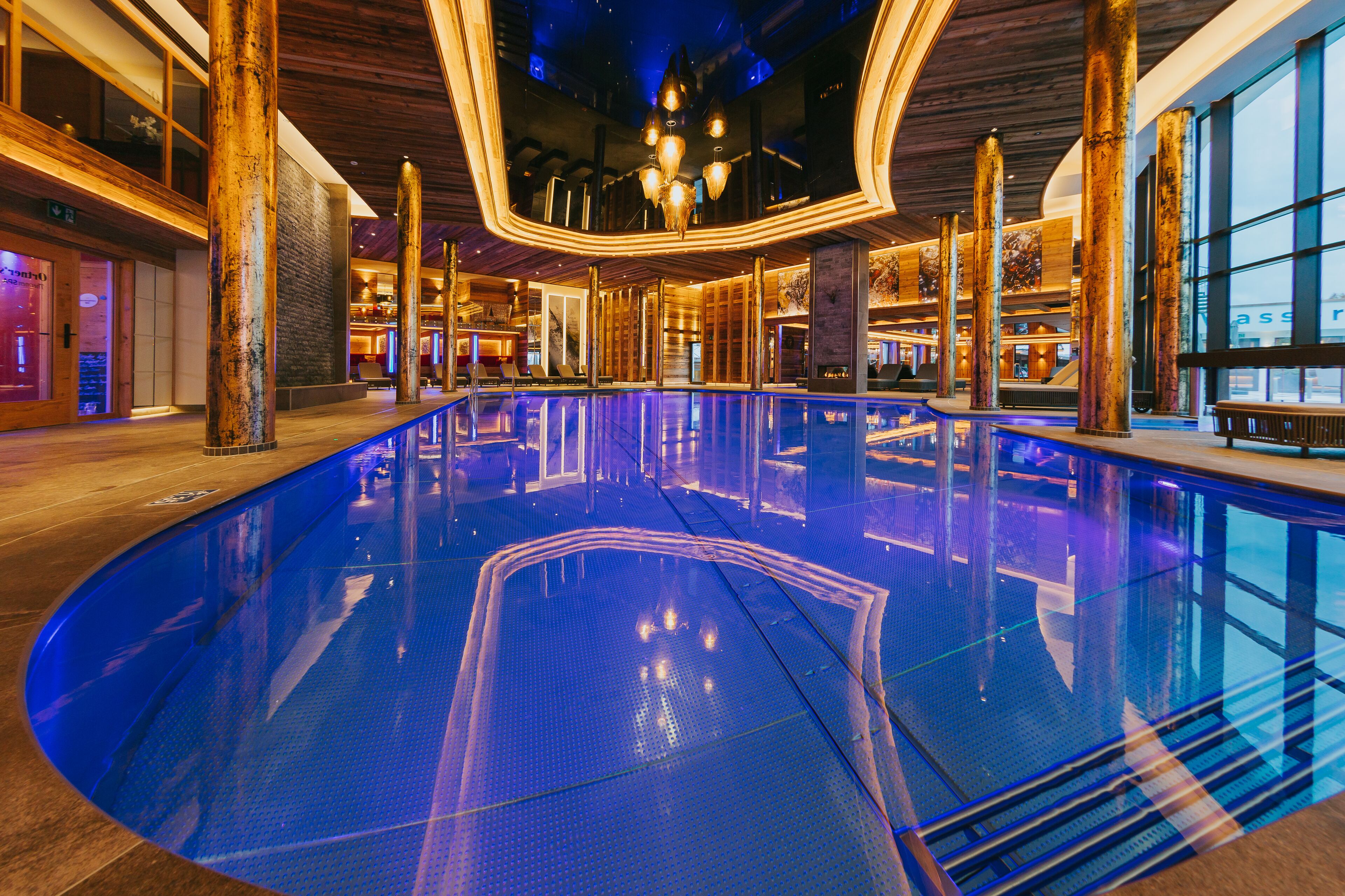2 indoor pools, 4 outdoor pools, open 6:30 AM to 10:00 PM, free cabanas