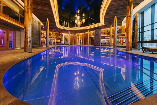 2 indoor pools, 4 outdoor pools, open 6:30 AM to 10:00 PM, free cabanas