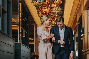 供应午餐和晚餐，德国菜，室外就餐