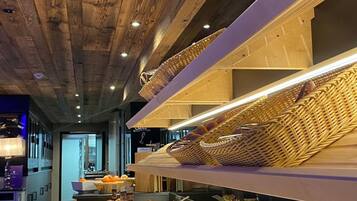 Café da manhã com buffet grátis todos os dias