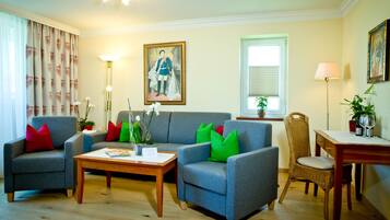 Junior Suite | Living area | Flat-screen TV