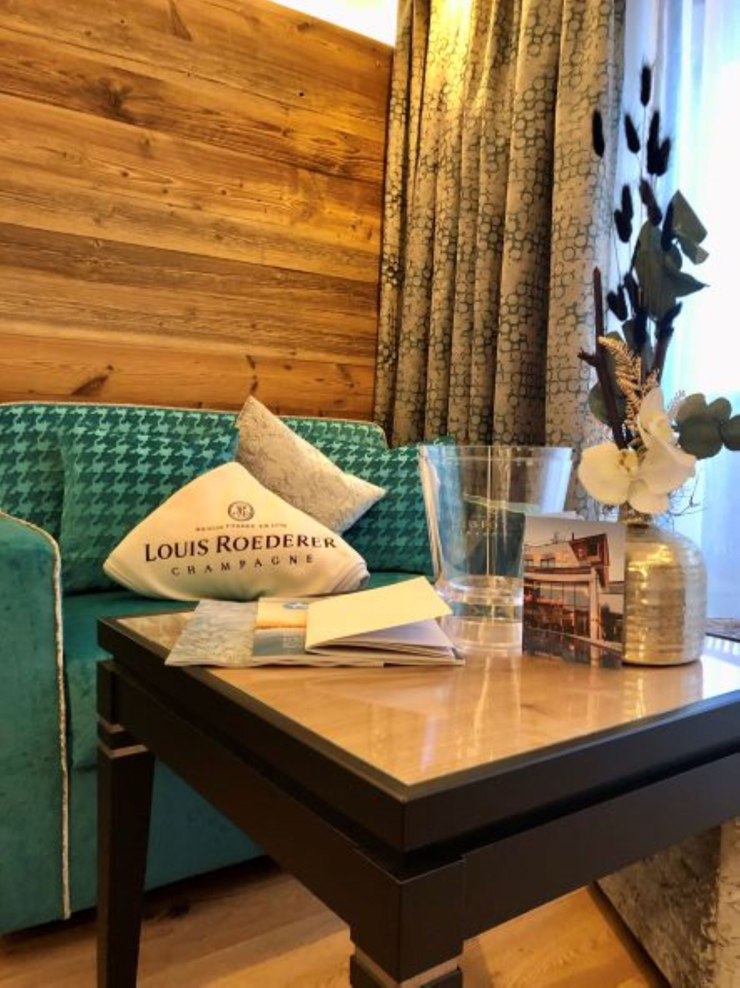 exclusive double room, balcony | living area | flat-screen tv