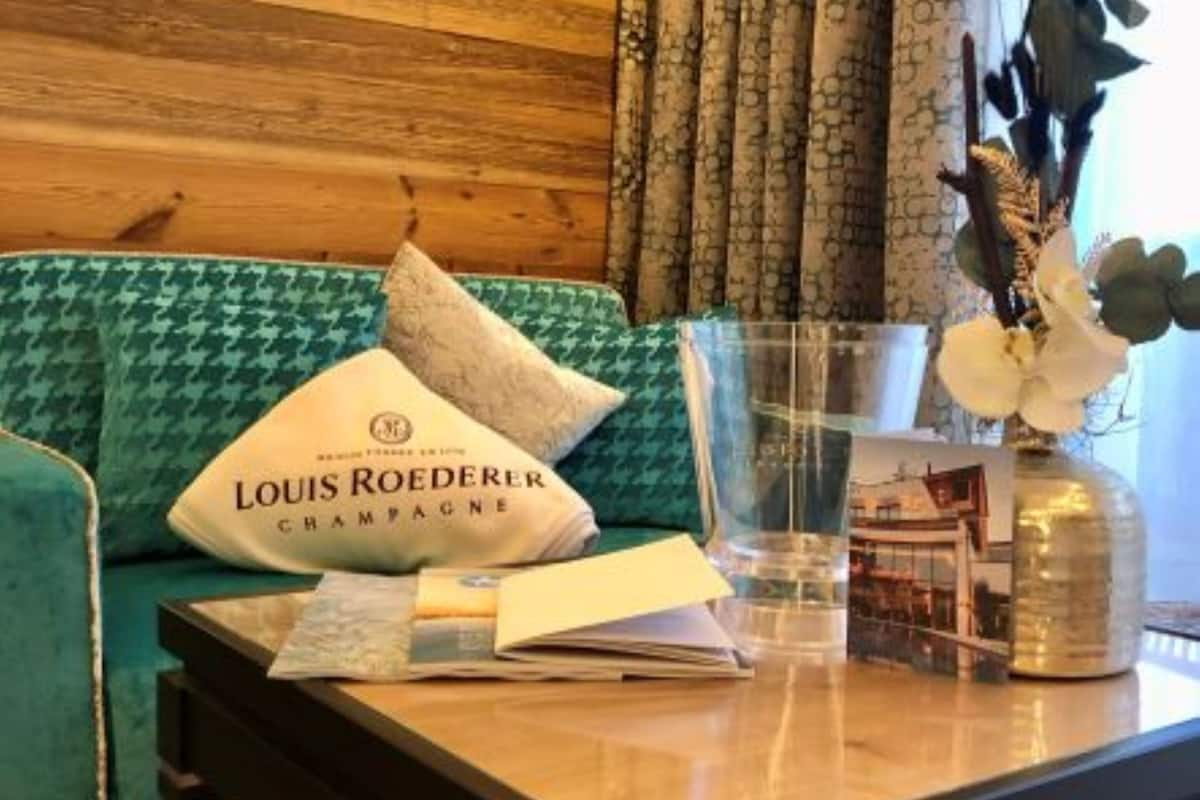 exclusive double room, balcony | living area | flat-screen tv