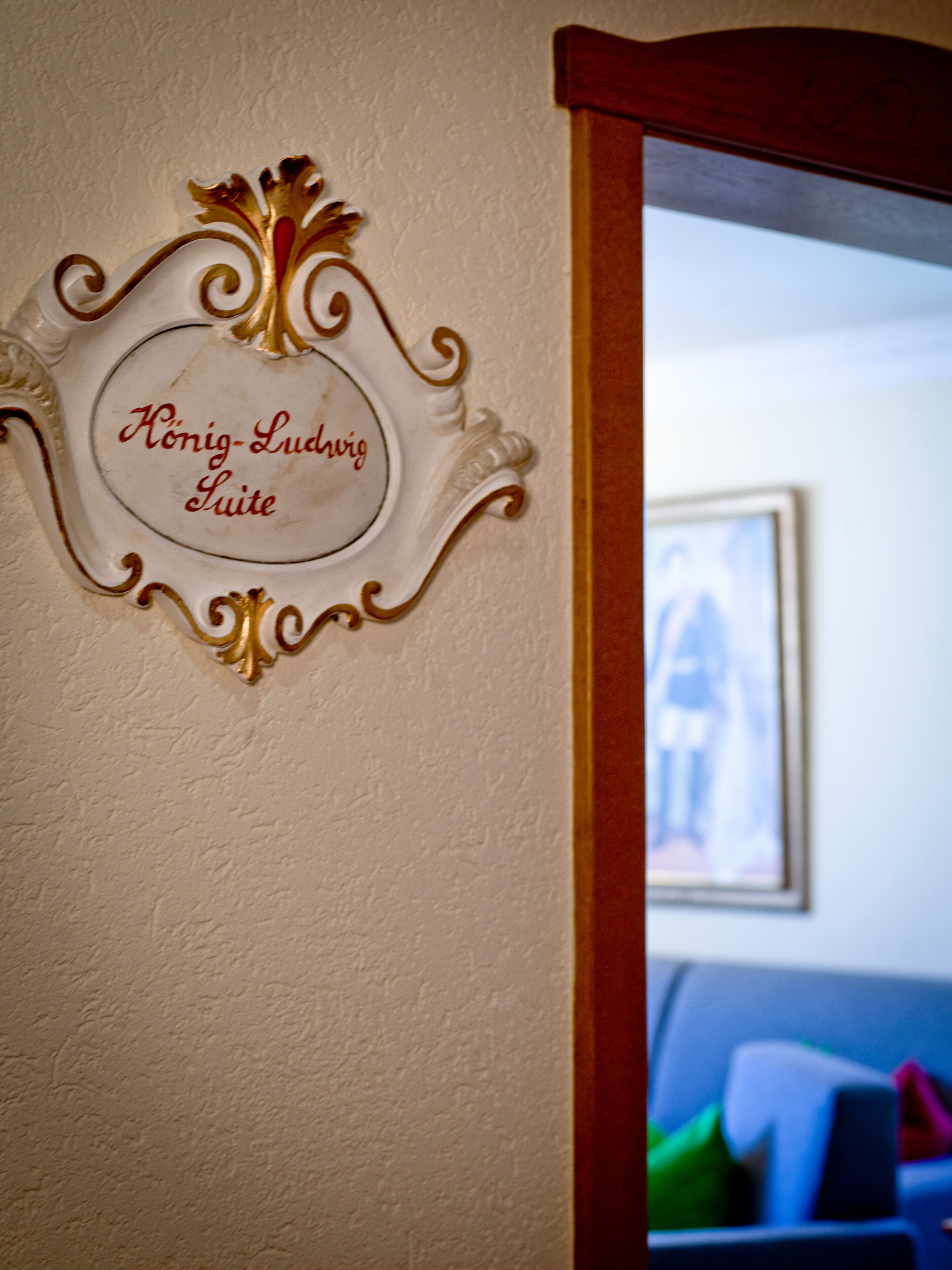 A wall plaque with the inscription "König-Ludwig Suite".
