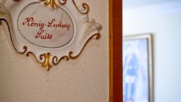 A wall plaque with the inscription "König-Ludwig Suite".