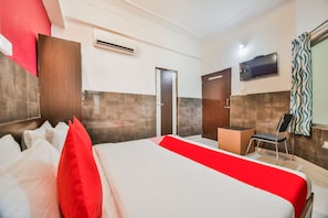 Habitación doble estándar | Espacio para trabajar con laptop y ropa de cama