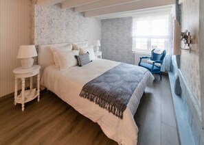 3 chambres, fer et planche à repasser, lit de bébé portatif