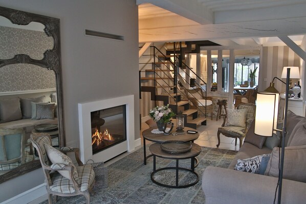 TV, fireplace, stereo