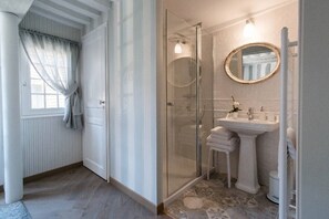 Haartrockner, Handtücher, Seife, Shampoo