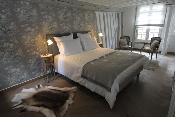 3 chambres, fer et planche à repasser, lit de bébé portatif