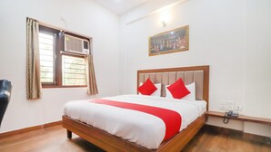Standard Double Room | Bed sheets - OYO 62646 Taj Classic (Agra)