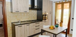 Apartament Deluxe, 3 dormitoris (6 Prs) | Cuina privada | Frigorífic gran, microones, forn i placa de cuina 