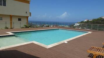 Hồ bơi ngoài trời