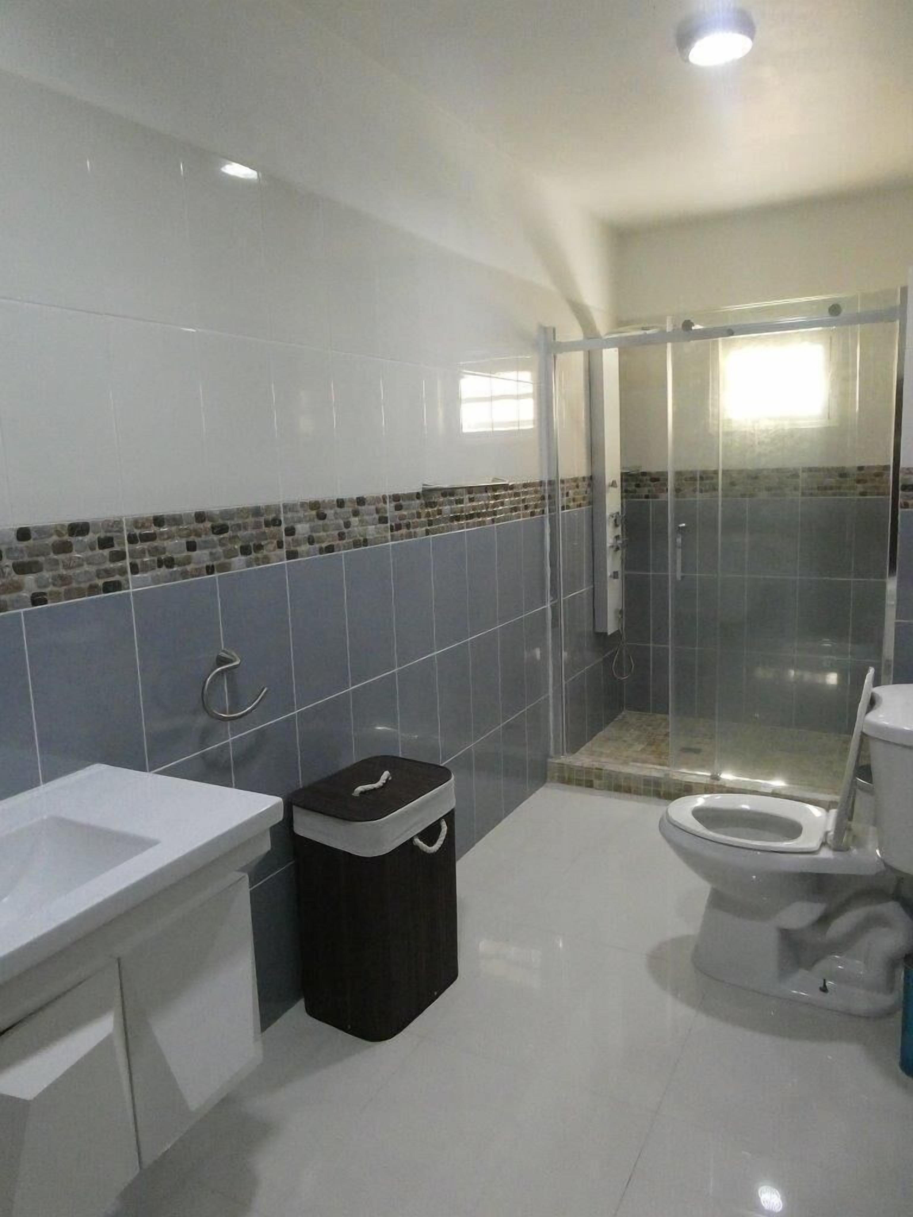 Un baño con ducha, inodoro y lavamanos.