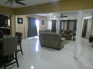 Appartement (2 Bedrooms) | Woonkamer | Een televisie