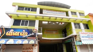 Un immeuble à plusieurs étages portant les enseignes « Senaithalaivar Residency » et « Mani Hotel ».