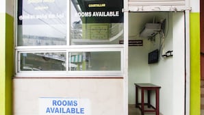 Une chambre d’hôtel avec un panneau indiquant que des chambres sont disponibles.