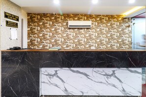 Reception - OYO 62748 Hotel Zeenat (Jammu)