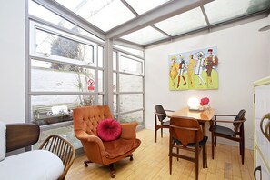One-Bedroom Apartment | In-room dining - Bright Chic Garden Apartment (London)