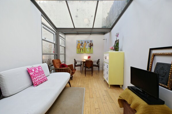 One-Bedroom Apartment | Living room | Flat-screen TV - Bright Chic Garden Apartment (London)