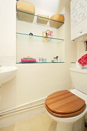One-Bedroom Apartment | Bathroom | Shower, free toiletries, hair dryer, towels - Bright Chic Garden Apartment (London)