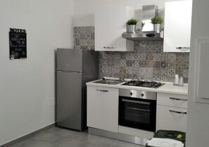 Kühlschrank, Mikrowelle, Herdplatte, Kochgeschirr/Geschirr/Besteck