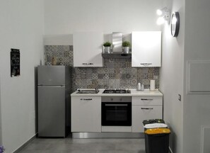 Geladeira, micro-ondas, cooktop, talheres/pratos/utensílios de cozinha