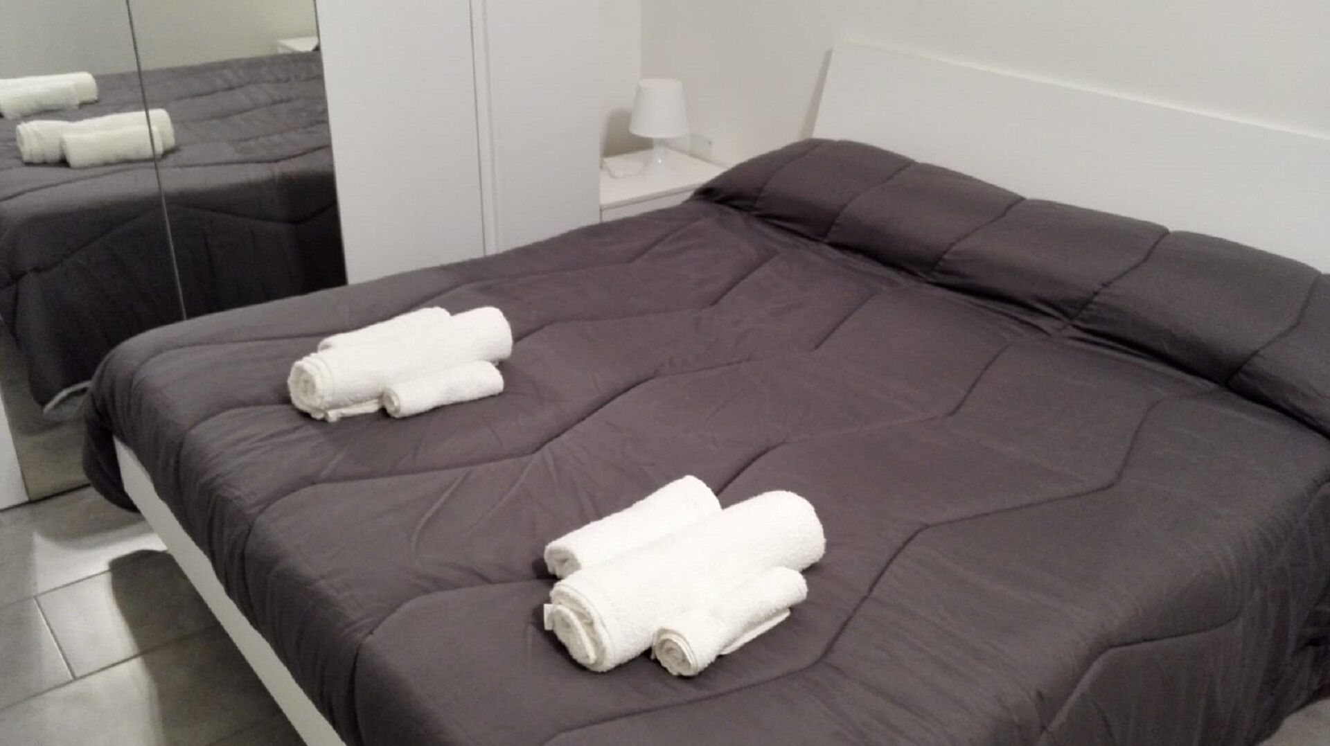 1 غرفة نوم ومكو اة/لوح كي وواي فاي وملاءات أسرّة