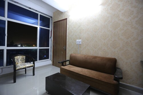 OYO 44400 Retreat Inn