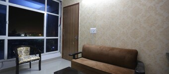 OYO 44400 Retreat Inn