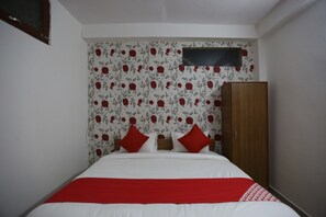 Standard Double Room | Bed sheets - OYO 44400 Retreat Inn (New Delhi)
