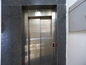 Double or Twin Room | Interior - OYO 41215 Three Kings (New Delhi)