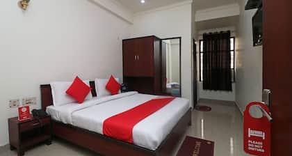 OYO 28053 Hotel Gayatri Palace