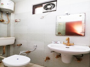 Double or Twin Room | Bathroom