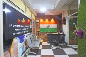 Lobby sitting area - OYO Flagship 49221 Hotel Lemonade (New Delhi)