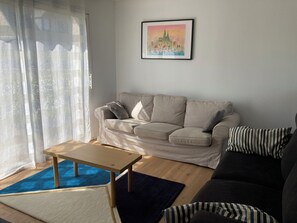 Televisión, libros y oficina 