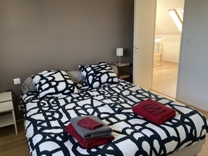 2 habitaciones, escritorio, tabla de planchar con plancha y wifi gratis 