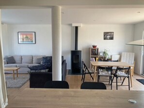 Télévision, livres, espaces bureaux