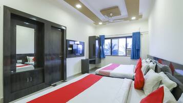 Deluxe Double or Twin Room | Bathroom | Towels