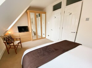 Deluxe-dobbeltværelse (Courtyard View) | Minibar, arbejdsområde til bærbare computere, mørklægningsgardiner