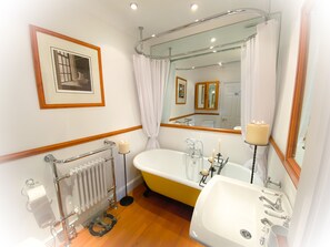 Deluxe Double Room (Courtyard View) | Bathroom | Free toiletries, hair dryer, towels, soap