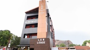Un edificio a più piani con insegna 'L.R.R. Towers & Lodge A/C'.