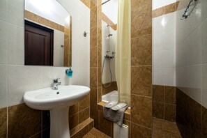 Suite supérieure (Double or Twin beds) | Salle de bain | Douche, pantoufles, serviettes fournies, savon