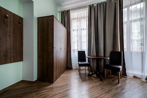 Standard trippelrum (Private bathroom, not in room) | 1 sovrum, gratis wi-fi och sängkläder