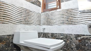 Kamar Double atau Twin | Kamar mandi | Shower, perlengkapan mandi gratis,  dan handuk