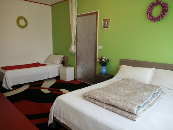 Individually furnished, soundproofing, free WiFi