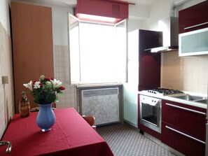 Fridge, microwave, oven, coffee/tea maker