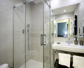 Deluxe Queen Room (Verde Cobre) | Badeværelse | Bruser, gratis toiletartikler, hårtørrer, håndklæder