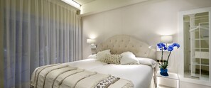 Deluxe Twin kamer (Blanco Ibiza) | Donsdekens, Select Comfort-bedden, een kluis op de kamer